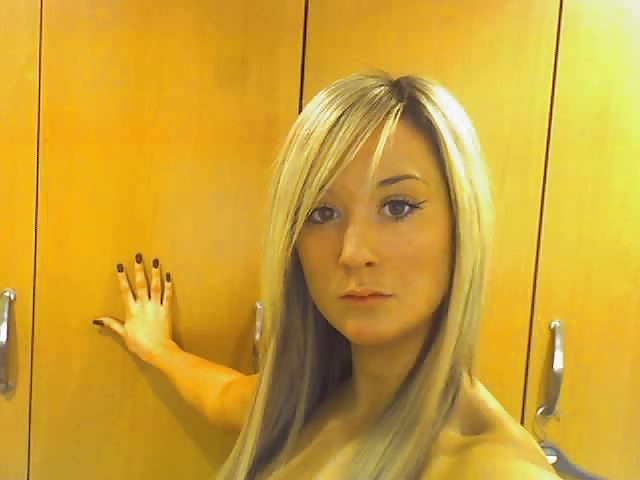 une superbe blonde a lunette webcam porno